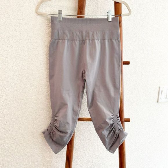 Lululemon Awakening Crop Taryn Toomey Collection Seamless Legging Sz 10 Ice Grey - Picture 3 of 12